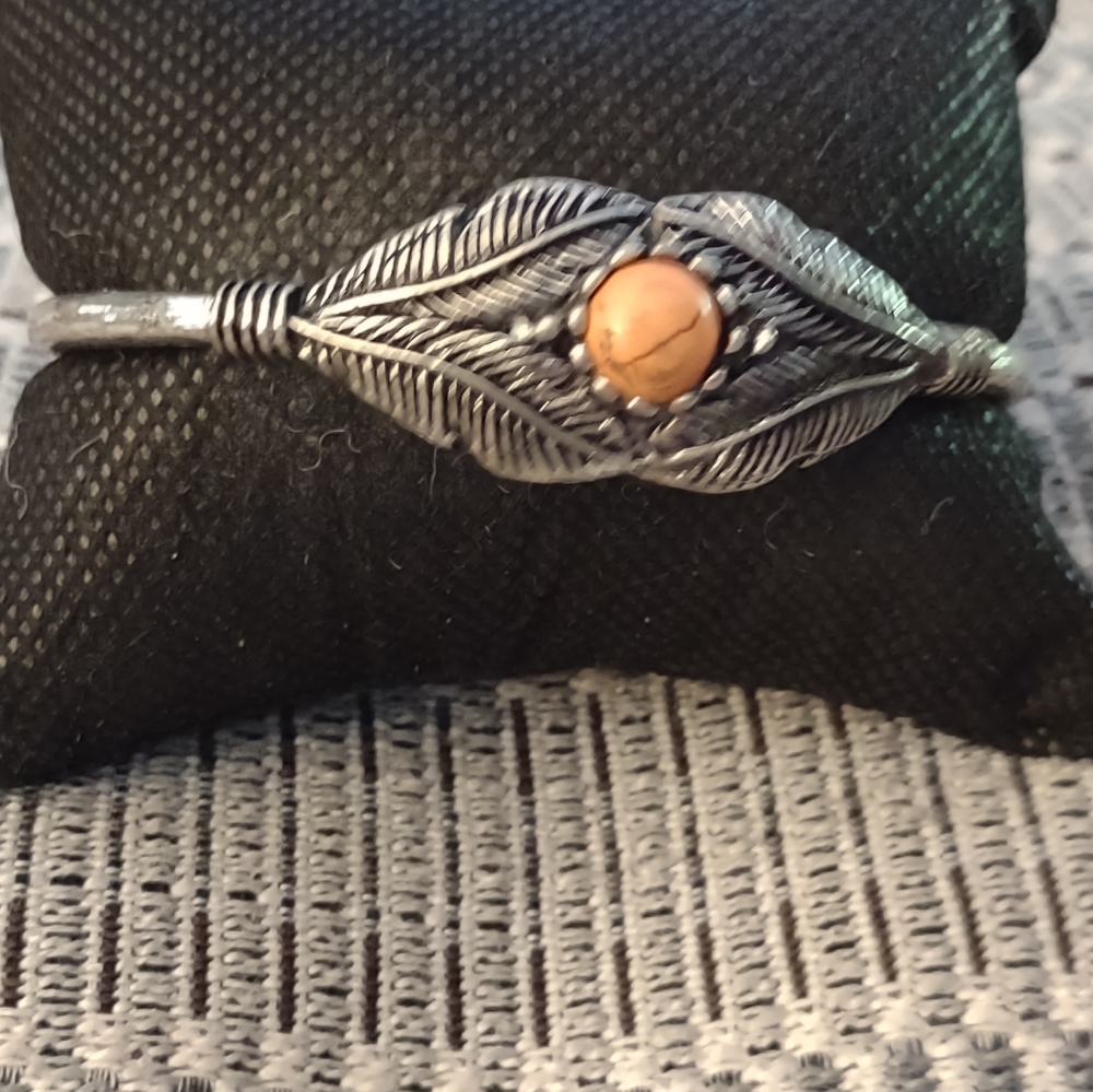 Nice silver bracelet. I don't see any markings, not sure if it's real silver.